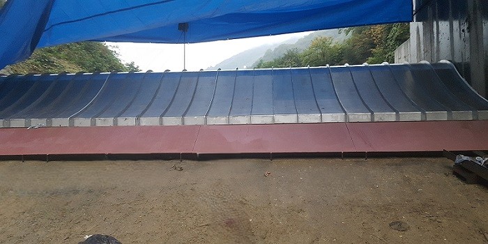 Water flowing over a Coanda screen surface