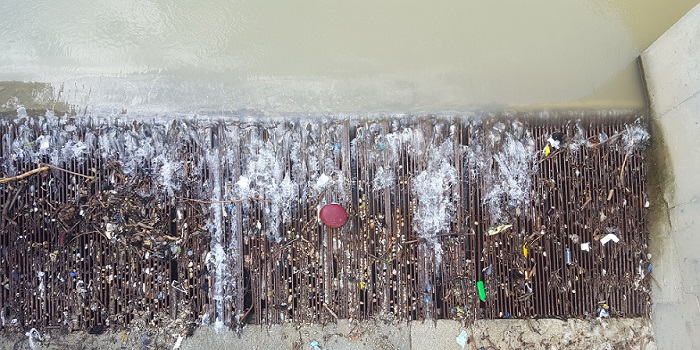 The original Tyrolean bar screen at Seydioğlu HPP, clogged with leaves, branches and plastic waste