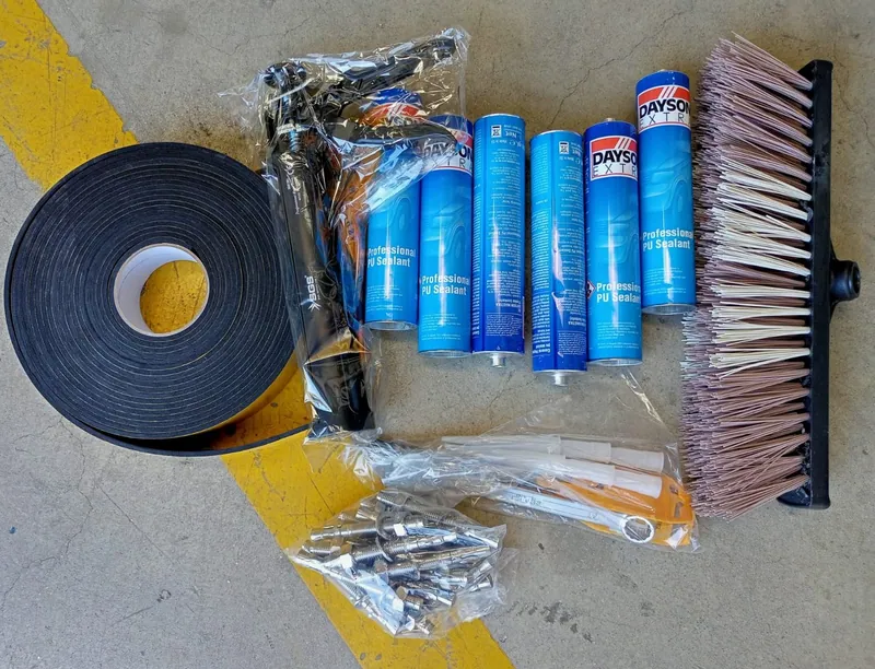 ADENCO-Montagematerialien und Befestigungsmittel: EPDM-Dichtbandrolle, Kartuschenpistole, PU-Dichtmassenkartuschen, Ankerklemmen aus Edelstahl, Schraubenschlüssel und Reinigungsbürste