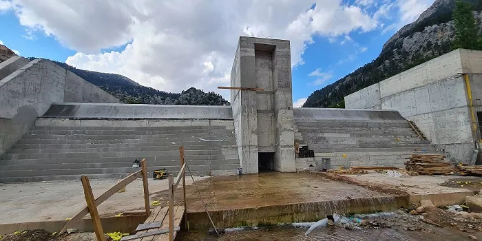 28 x ADENCO-127 Coanda-Einlaufrechen, 4424 l/s Wasserfassung für Wasserkraft, Einlaufbauwerk des WKW Gongele (Wasserkraftwerk) im Bau, Antalya, Türkiye