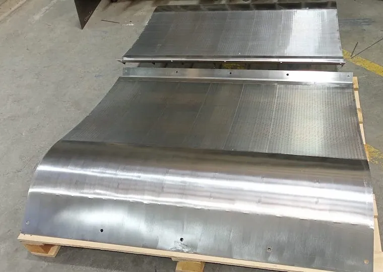 2 x ADENCO-127-1.1 Coanda-Einlaufrechen, 330 l/s Wasserfassung für Wasserkraft, Siebpaneele in Kisten verpackt für den Versand, Austria