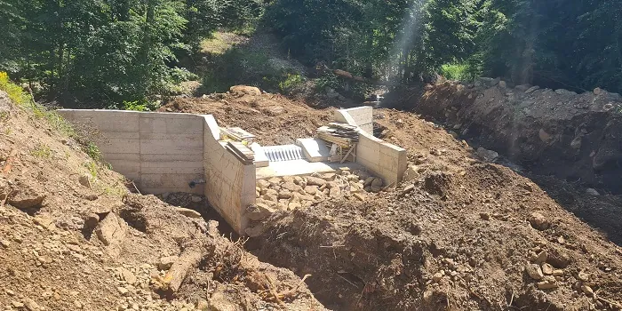 Customized Coanda-Einlaufrechen, Wasserfassung für Bewässerung, Einlaufbauwerk im Bau im ausgehobenen Erdreich, Bursa, Türkiye