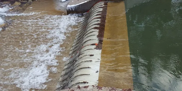 3 x ADENCO-45-1 Coanda-Einlaufrechen, 105 l/s Wasserfassung für Bewässerung, langer Coanda-Rechen auf einer Wehrkrone, über den trübes Wasser in einer dünnen Schicht fließt, mit aufgestautem Wasser hinter dem Wehr, Bursa, Türkiye