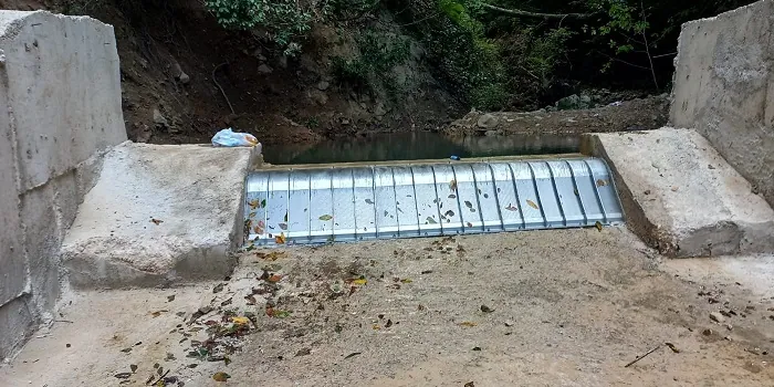 3 x ADENCO-45-1 Coanda-Einlaufrechen, 105 l/s Wasserfassung für Bewässerung, in ein Betonwehr an einem bewaldeten Bach eingebauter Coanda-Rechen, Bursa, Türkiye
