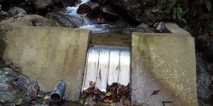 ADENCO-70-0.75 Coanda-Einlaufrechen, 50 l/s Wasserfassung für Trinkwasser, Coanda-Rechen am Fuß eines felsigen Bachs, das Laub abgespült, Türkiye