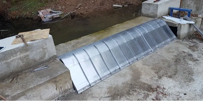 3 x ADENCO-45-1 Coanda-Einlaufrechen, 105 l/s Wasserfassung für Bewässerung, Coanda-Rechen über ein Wehr an einem kleinen Fluss, neben einem Schütz, Türkiye