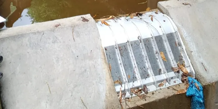 ADENCO-70-0.75 Coanda-Einlaufrechen, 50 l/s Wasserfassung für Trinkwasser, Coanda-Rechen auf einem Wehr, der Herbstlaub von seiner Oberfläche abführt, Türkiye