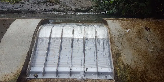ADENCO-45-1 Coanda-Einlaufrechen, 35 l/s Wasserfassung für Trinkwasser, Coanda-Rechen auf einem Betonwehr, Blick von der Unterwasserseite, Trabzon, Türkiye