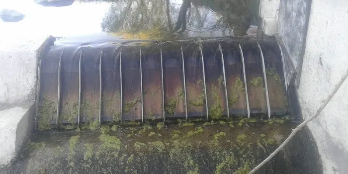 2 x ADENCO-45-1 Coanda-Einlaufrechen, 70 l/s Wasserfassung für Bewässerung, Coanda-Rechen in einem schmalen Wehr mit Wasser auf dem Keildraht, Göreme-Ürgüp, Türkiye