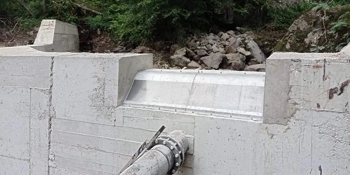 2 x ADENCO-45-1 Coanda-Einlaufrechen, 70 l/s Wasserfassung für Trinkwasser, Coanda-Rechen in einer Wasserfassung aus Beton mit der Auslaufleitung darunter, Ordu, Türkiye