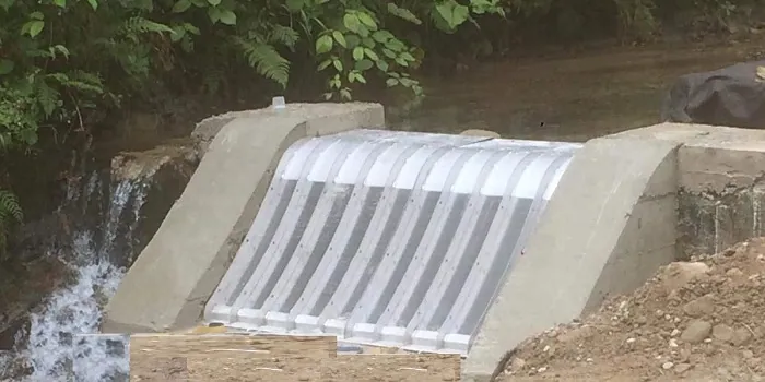 2 x ADENCO-70-0.75 Coanda-Einlaufrechen, 100 l/s Wasserfassung für Trinkwasser, gebogener Coanda-Rechen auf einem Wehr, Blick vom Flussufer, Trabzon, Türkiye