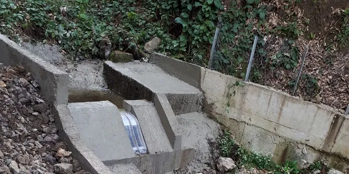 ADENCO-45-0.30 Coanda-Einlaufrechen, 10 l/s Wasserfassung für Trinkwasser, kleiner Coanda-Rechen in einer Wasserfassung aus Beton zwischen Bäumen, Trabzon, Türkiye