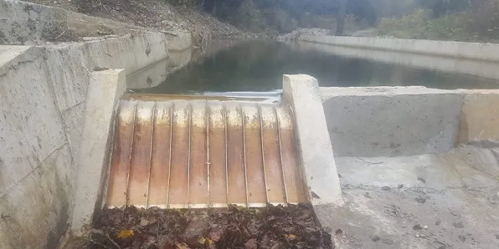 2 x ADENCO-70-0.75 Coanda-Einlaufrechen, 100 l/s Wasserfassung für Trinkwasser, Coanda-Rechen auf einem Wehr mit dem Stauraum dahinter, Trabzon, Türkiye