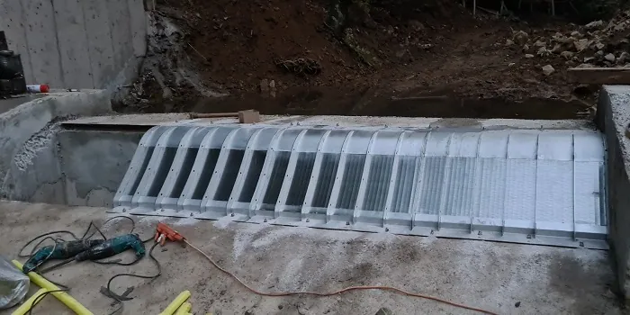 4 x ADENCO-45-1 Coanda-Einlaufrechen, 140 l/s Wasserfassung für Bewässerung, Siebpaneele werden im Kanal montiert, Türkiye