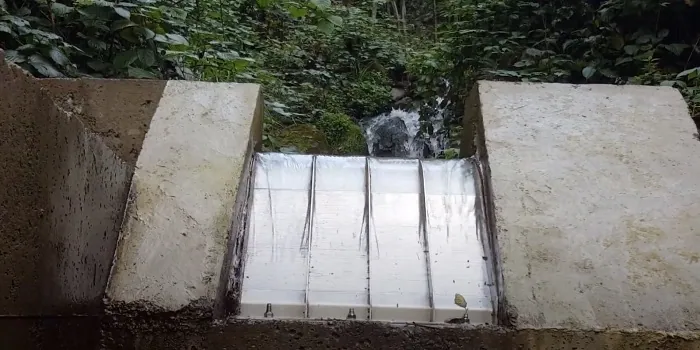 ADENCO-45-0.60 Coanda-Einlaufrechen, 20 l/s Wasserfassung für Trinkwasser, schmaler Coanda-Rechen zwischen Flügelmauern aus Beton, Türkiye