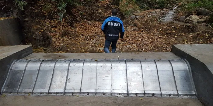 3 x ADENCO-45-1 Coanda-Einlaufrechen, 105 l/s Wasserfassung für Bewässerung, breiter Coanda-Rechen auf einem niedrigen Wehr, ein Ingenieur bei der Inspektion, Bursa, Türkiye