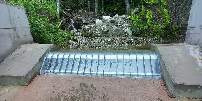 3 x ADENCO-45-1 Coanda-Einlaufrechen, 105 l/s Wasserfassung für Bewässerung, Coanda-Rechen auf einem Flusswehr mit bewaldeten Ufern, Bursa, Türkiye