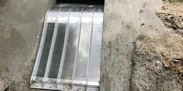 ADENCO-70-0.75 Coanda-Einlaufrechen, 50 l/s Wasserfassung für Trinkwasser, Coanda-Rechen in einem Betonkanal mit Flügelmauern, Trabzon, Türkiye