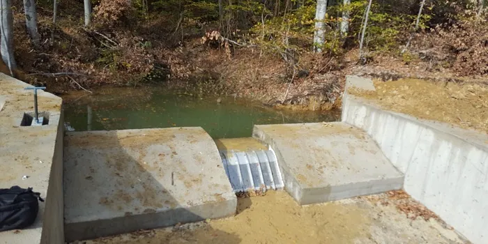 ADENCO-45-1 Coanda-Einlaufrechen, 35 l/s Wasserfassung für Bewässerung, Coanda-Rechen in einer kleinen Wasserfassung im Wald, Bursa, Türkiye