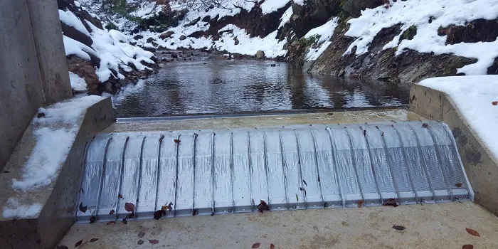 3 x ADENCO-45-1 Coanda-Einlaufrechen, 105 l/s Wasserfassung für Trinkwasser, Coanda-Rechen auf einem Wehr im Winter, Schnee an den Flussufern, Türkiye