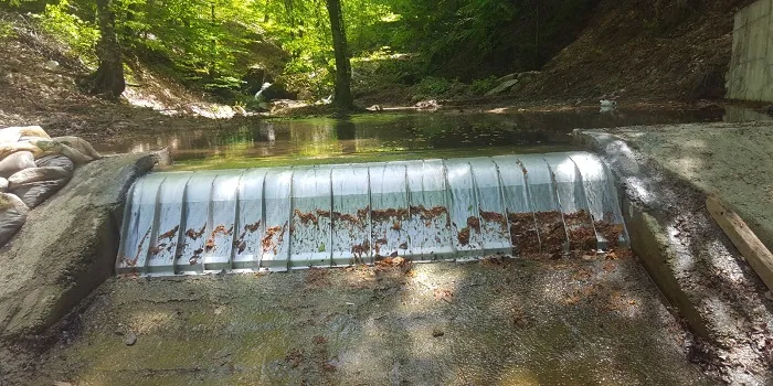 3 x ADENCO-45-1 Coanda-Einlaufrechen, 105 l/s Wasserfassung für Bewässerung, Coanda-Rechen auf einem Wehr im Frühjahr mit frischem Laub, Bursa, Türkiye