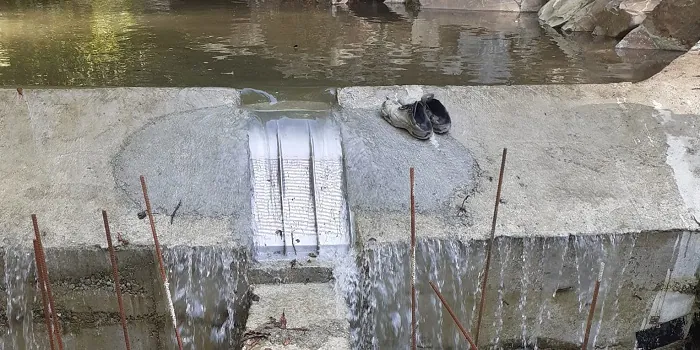 ADENCO-45-0.45 Coanda-Einlaufrechen, 15 l/s Wasserfassung für Trinkwasser, Coanda-Rechen in einem Betonblock der Wasserfassung im Bau, Trabzon, Türkiye