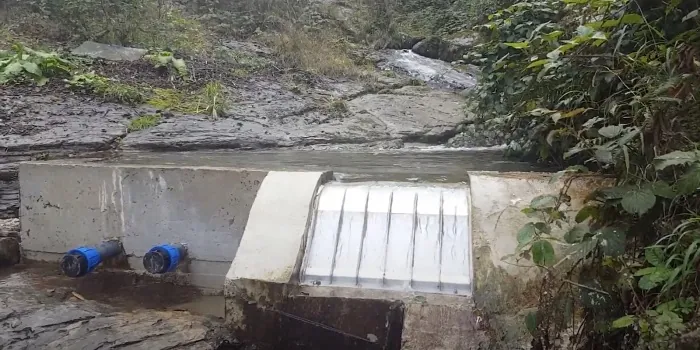 ADENCO-45-1 Coanda-Einlaufrechen, 35 l/s Wasserfassung für Trinkwasser, Coanda-Rechen in einer kleinen Flusswasserfassung mit Auslassschiebern, Trabzon, Türkiye
