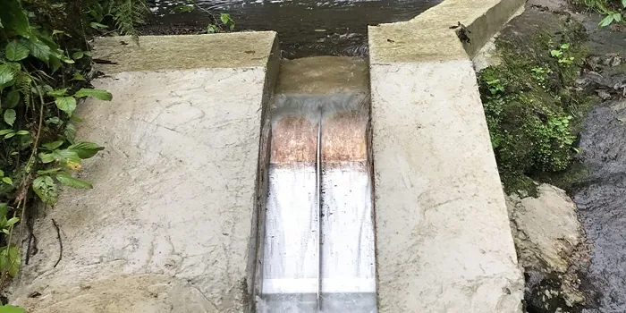 ADENCO-45-0.30 Coanda-Einlaufrechen, 10 l/s Wasserfassung für Trinkwasser, schmaler Coanda-Rechen in einem Betonkanal, Draufsicht, Trabzon, Türkiye