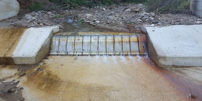 2 x ADENCO-45-1 Coanda-Einlaufrechen, 70 l/s Wasserfassung für Bewässerung, in ein Flusswehr eingebaute Siebpaneele, Bursa, Türkiye
