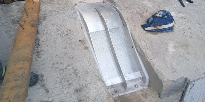ADENCO-45-0.30 Coanda-Einlaufrechen, 10 l/s Wasserfassung für Trinkwasser, kleiner Coanda-Rechen, in eine Betonplatte eingelassen, Türkiye