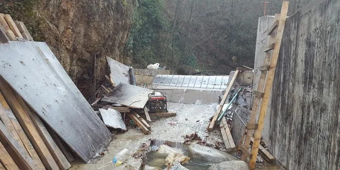 6 x ADENCO-45-0.50 Coanda-Einlaufrechen, 105 l/s Wasserfassung für Trinkwasser, Einlaufbauwerk im Bau mit gestellter Schalung, Türkiye