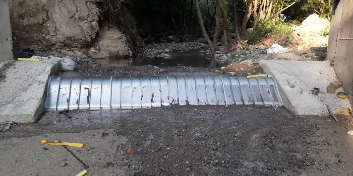 4 x ADENCO-45-1 Coanda-Einlaufrechen, 140 l/s Wasserfassung für Bewässerung, breiter Coanda-Rechen über ein Wehr in einem bewaldeten Tal, Bursa, Türkiye
