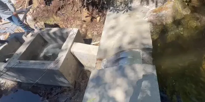ADENCO-45-0.30 Coanda-Einlaufrechen, 10 l/s Wasserfassung für Trinkwasser, kleiner Coanda-Rechen in einem sonnenbeschienenen Einlaufkasten aus Beton, Trabzon, Türkiye