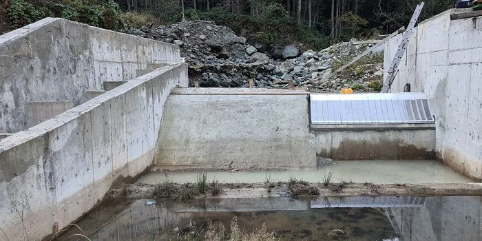Customized Coanda-Einlaufrechen, 260 l/s Wasserfassung für Trinkwasser, Coanda-Rechen in einem großen Betonbecken einer Wasserfassung, Artvin, Türkiye