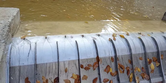 3 x ADENCO-45-1 Coanda-Einlaufrechen, 105 l/s Wasserfassung für Bewässerung, Coanda-Rechen auf einem Wehr, über das Herbstlaub gespült wird, Bursa, Türkiye