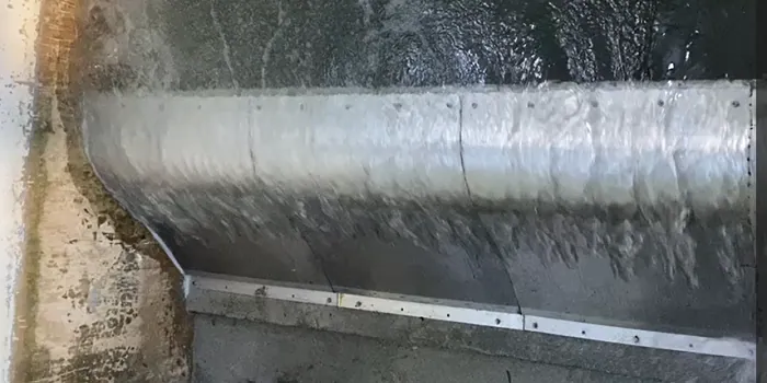 2 x ADENCO-70-1.5 Coanda-Einlaufrechen, 200 l/s Wasserfassung für Wasseraufbereitungsanlage, Coanda-Rechen bei vollem Durchfluss, Wasser fließt als dünner Film über den Keildraht, Izmit, Türkiye