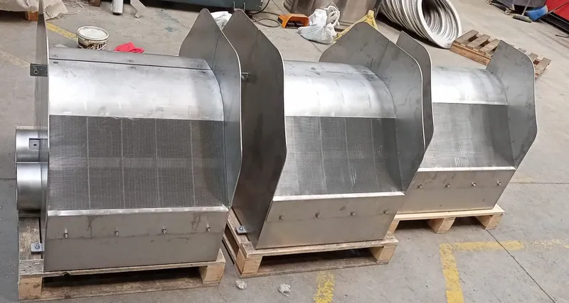 5 x ADENCO-BOX Coanda-Einlaufrechen, 125 l/s Wasserfassung für Wasseraufbereitungsanlage, ADENCO-BOX-Einheiten auf Paletten vor dem Versand, Georgia