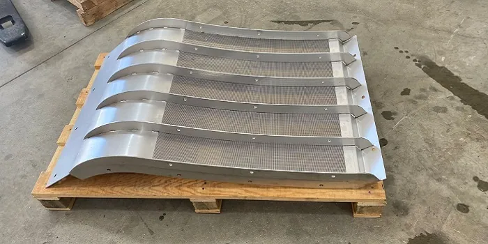 ADENCO-70-0.75 Coanda-Einlaufrechen, 50 l/s Wasserfassung für Wasserkraft, Siebpaneel auf einer Palette vor dem Versand, Greece