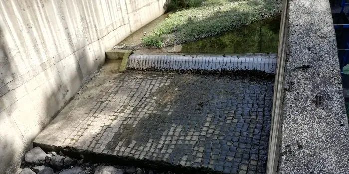 10 x ADENCO-45-1 Coanda-Einlaufrechen, 350 l/s Wasserfassung für Wasseraufbereitungsanlage, Coanda-Rechen auf einem Wehr über einem steingepflasterten Kanal, Türkiye