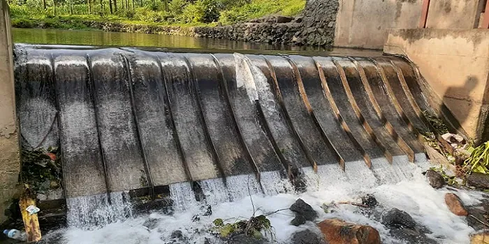 Customized Coanda-Einlaufrechen, 850 l/s Wasserfassung für Wasserkraft, Wehr des Wasserkraftwerks Kigasa mit dem Coanda-Rechen bei vollem Durchfluss, Rwanda, East Africa