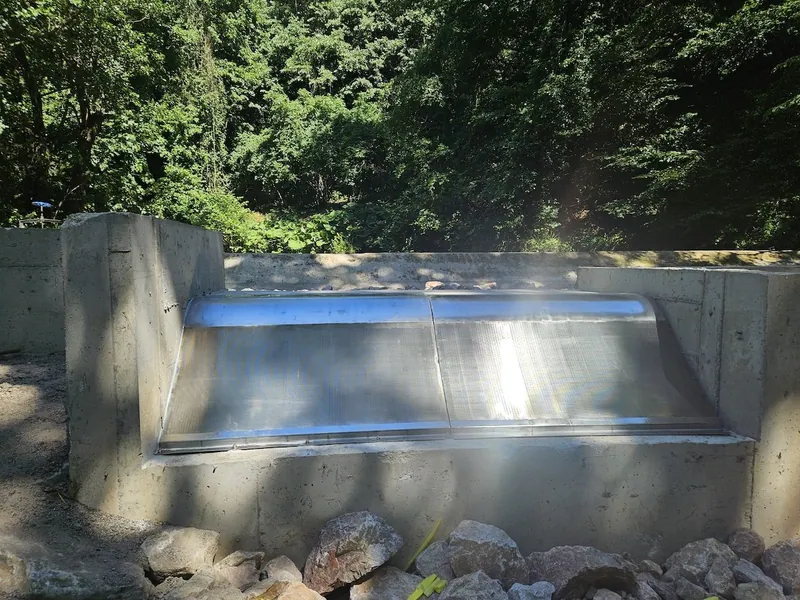 2 x ADENCO-70-1.5 Coanda-Einlaufrechen, 200 l/s Wasserfassung für Trinkwasser, Coanda-Rechen in einer Wasserfassung im Wald mit Flügelwänden aus Stein, Kocaeli, Türkiye