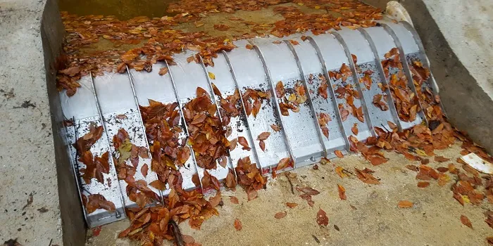 2 x ADENCO-45-1 Coanda-Einlaufrechen, 70 l/s Wasserfassung für Bewässerung, Coanda-Rechen auf einem Wehr, Herbstlaub wird von seiner Oberfläche abgetragen, Türkiye