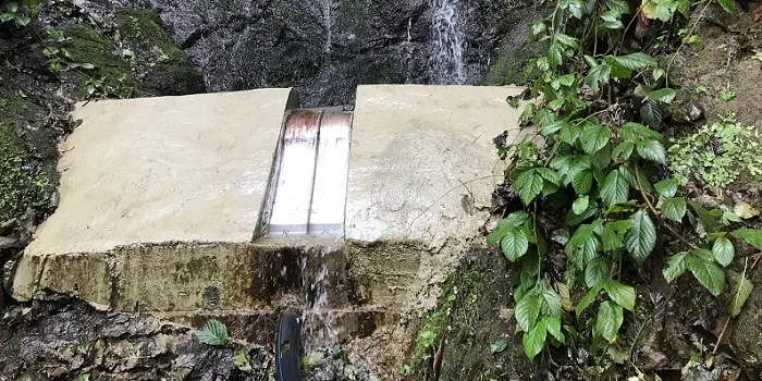 ADENCO-45-0.30 Coanda-Einlaufrechen, 10 l/s Wasserfassung für Trinkwasser, kleiner Coanda-Rechen in einer Betonwasserfassung an einem Waldbach, Trabzon, Türkiye