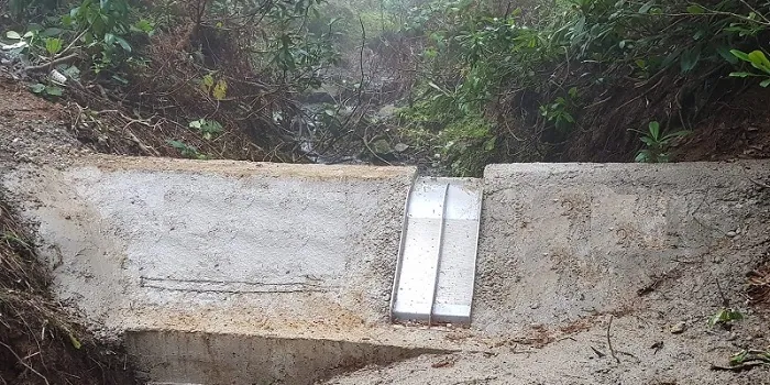 ADENCO-45-0.30 Coanda-Einlaufrechen, 10 l/s Wasserfassung für Trinkwasser, kleiner Coanda-Rechen in einer Betonwand der Wasserfassung, Trabzon, Türkiye