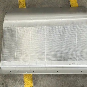 ADENCO-45-1 Coanda-Einlaufrechen, 35 l/s Wasserfassung für Trinkwasser, Nahaufnahme des Siebpaneels aus Keildraht, Spain