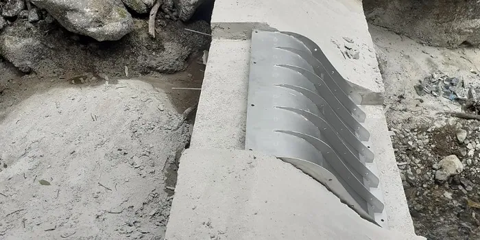 ADENCO-45-1 Coanda-Einlaufrechen, 35 l/s Wasserfassung für Bewässerung, Coanda-Rechen in einen Betonblock eingebaut, Draufsicht, Türkiye