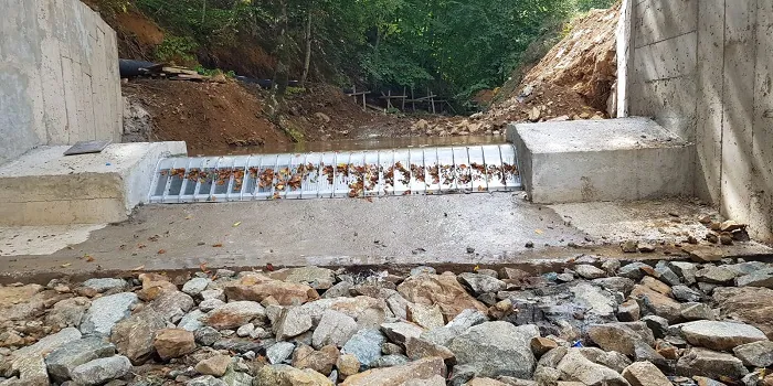4 x ADENCO-45-1 Coanda-Einlaufrechen, 140 l/s Wasserfassung für Bewässerung, breiter Coanda-Rechen auf einem Wehr über einem steinigen Flussbett, Türkiye
