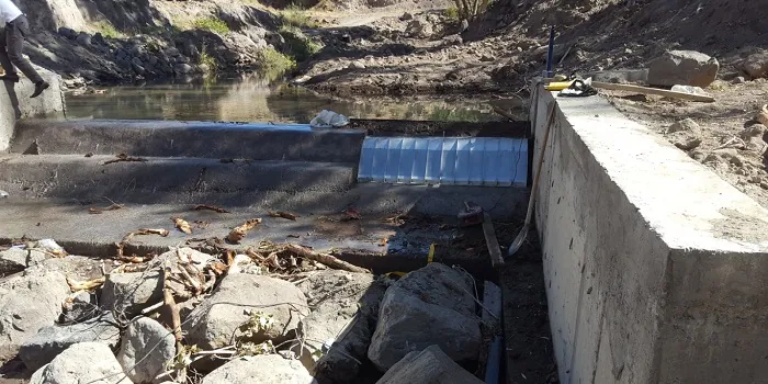 2 x ADENCO-45-1 Coanda-Einlaufrechen, 70 l/s Wasserfassung für Trinkwasser, Coanda-Rechen in einer Flusswasserfassung zwischen Felsblöcken, Türkiye