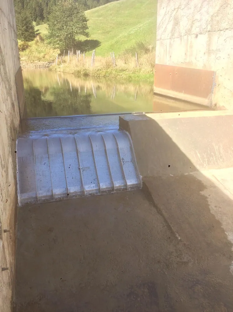 2 x ADENCO-45-0.60 Coanda-Einlaufrechen, 40 l/s Wasserfassung für Trinkwasser, Coanda-Rechen auf einem Wehr neben offenem Weideland, Trabzon, Türkiye