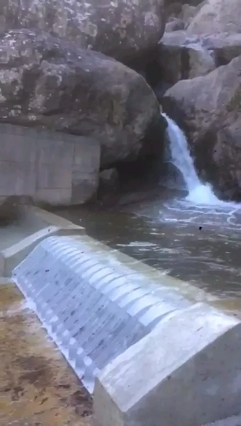 3 x ADENCO-45-1 Coanda-Einlaufrechen, 105 l/s Wasserfassung für Trinkwasser, Coanda-Rechen unterhalb eines Wasserfalls zwischen Felsblöcken, Trabzon, Türkiye